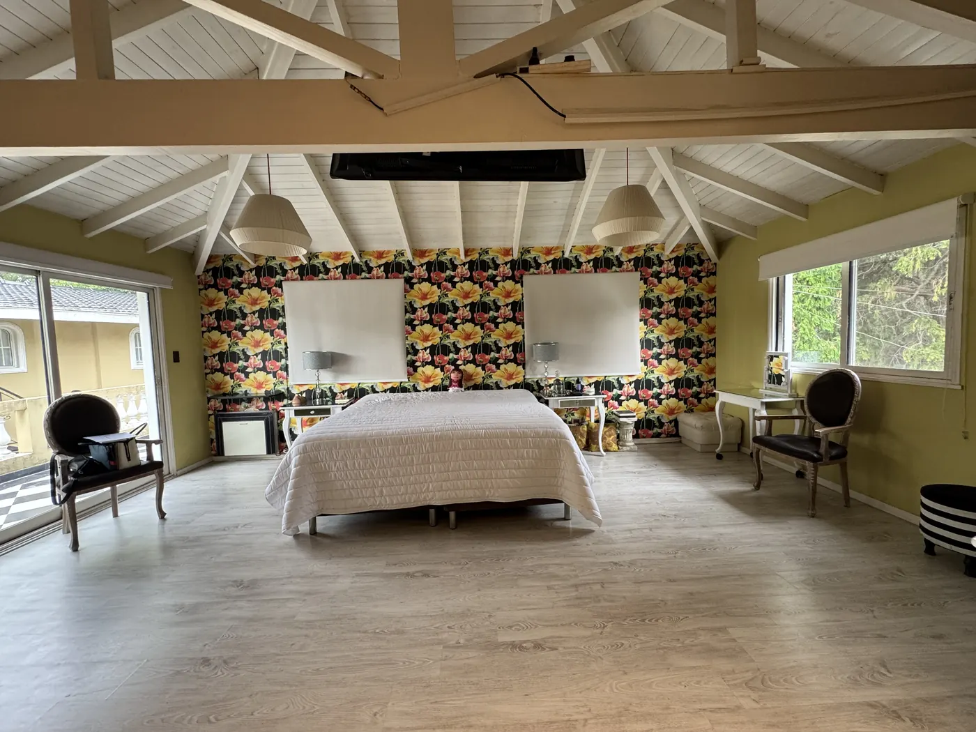La habitación original, con empapelado floral y alfombra