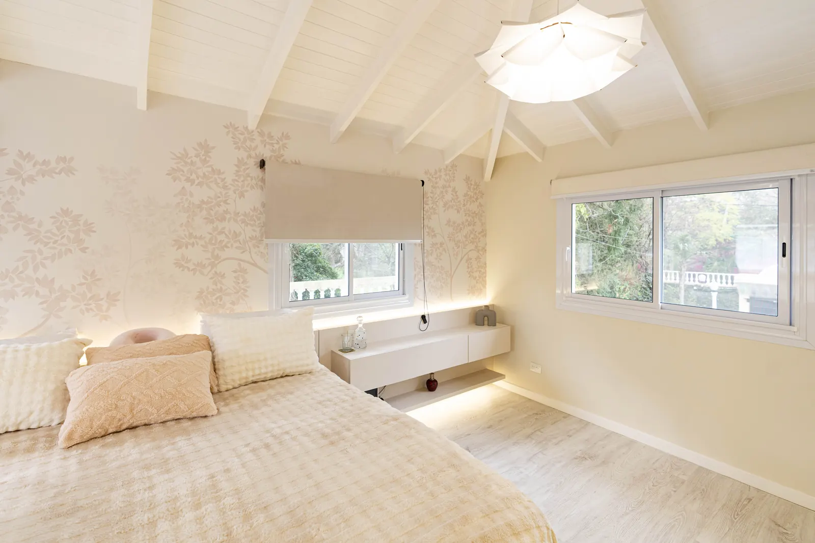 El dormitorio terminado, con la cama y las ventanas nuevas