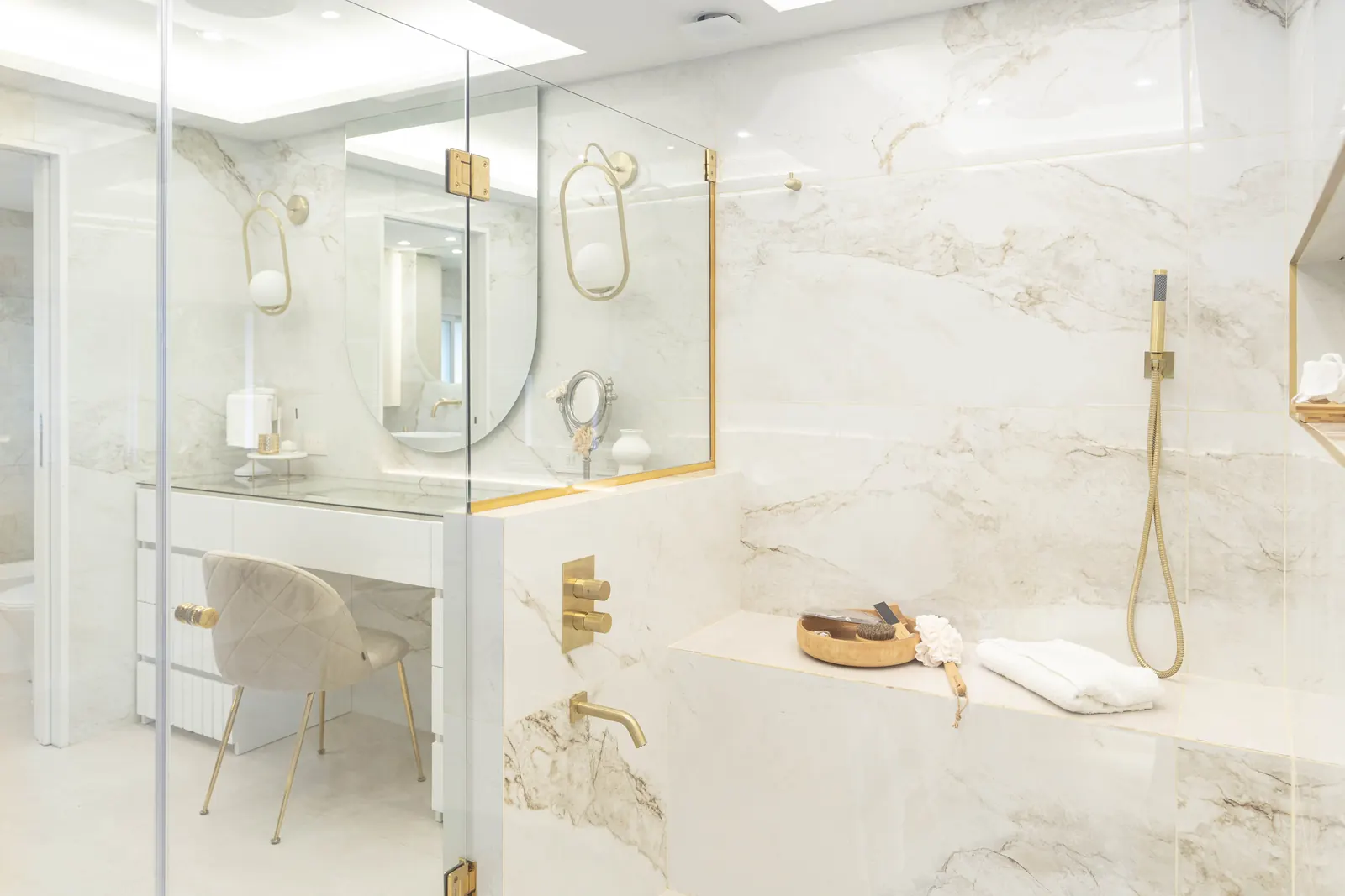 El mueble de maquillaje a medida y la mampara de la ducha