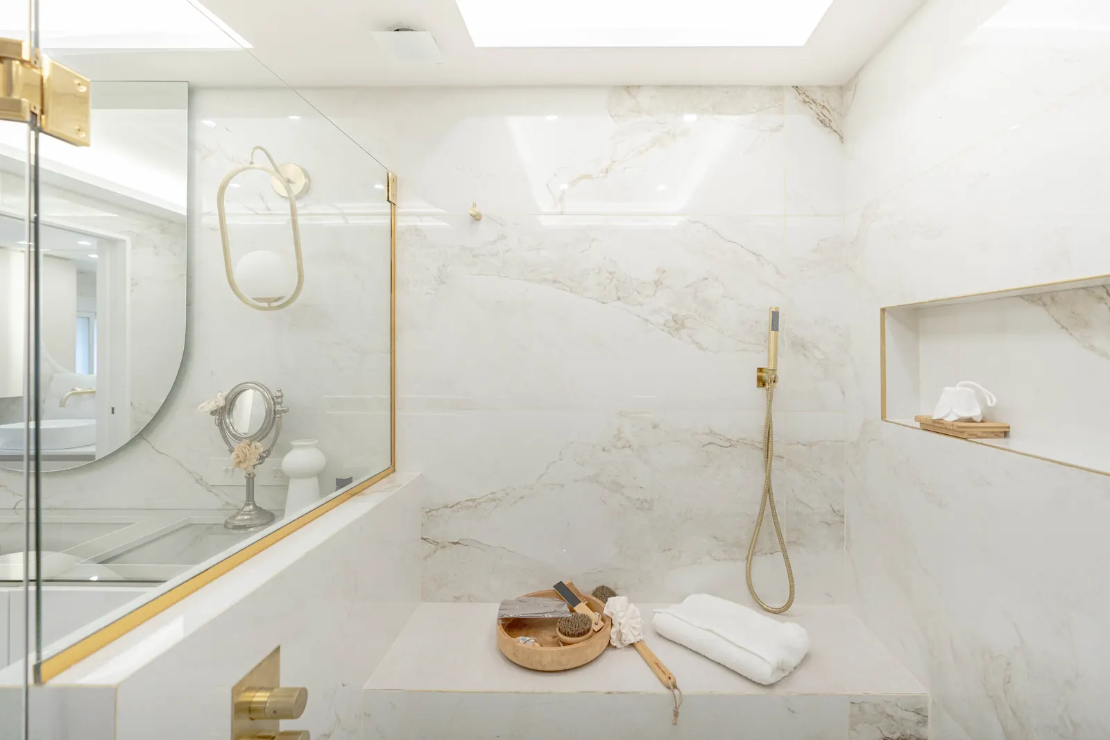 La ducha completa, con el rociador de lluvia dorado